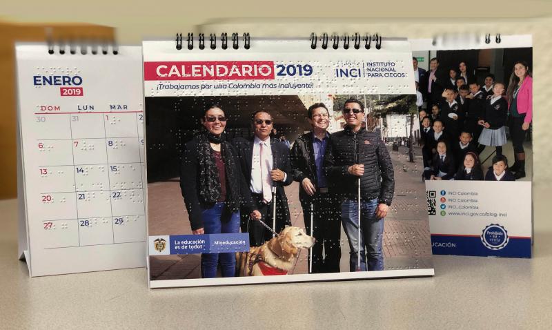 en la imagen tres calendarios sobre una mesa