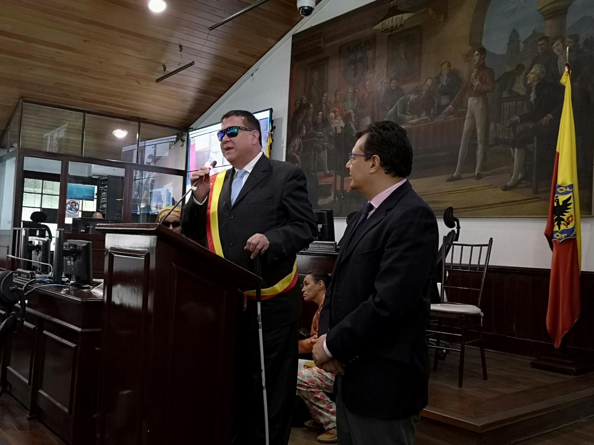Nelsón Julian en el atril del concejo de Bogotá