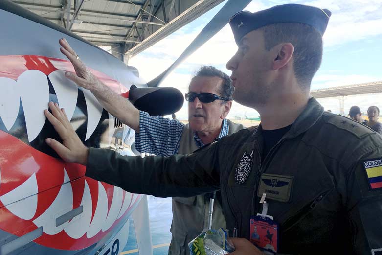 Personas con discapacidad visual escuchando historias de los guías