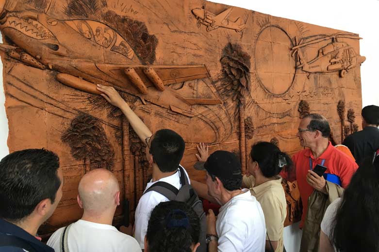 Fotografía, Dr. Carlos Parra Dussan junto a Elisa Vargas, del Grupo Gestión en Discapacidad del Ministerio del Interior