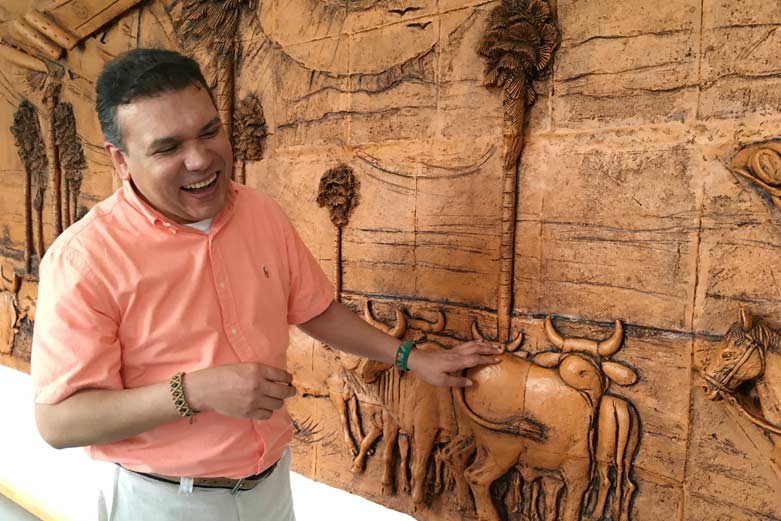 Elisa Vargas Dirigiéndose al Auditorio