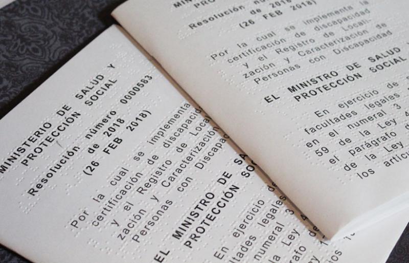 Fotografía cartilla braille de la Resolución 583 de 2018