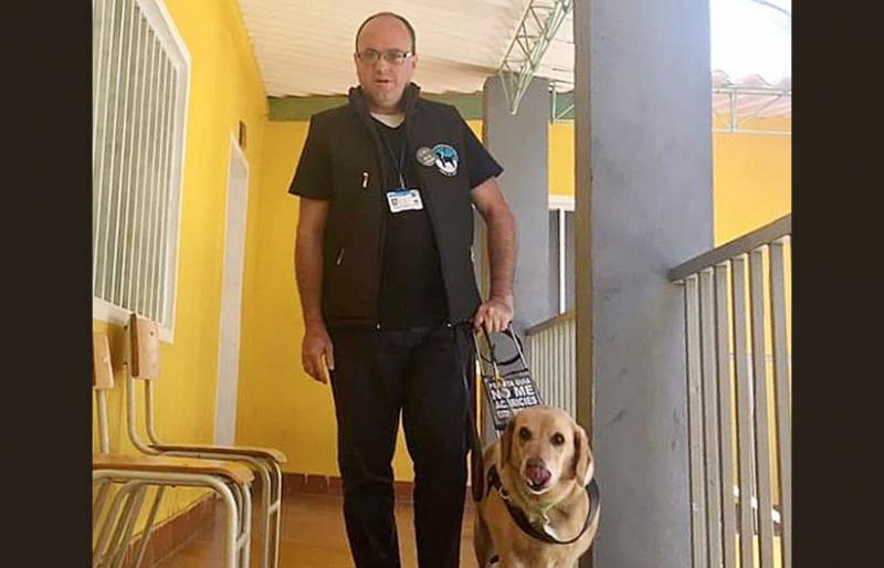 Fotografía, Hernán Villegas Junto a su perro guía