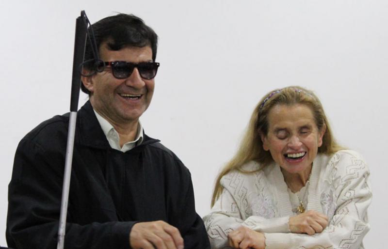 Personas con discapacidad visual reunidas en el auditorio inci