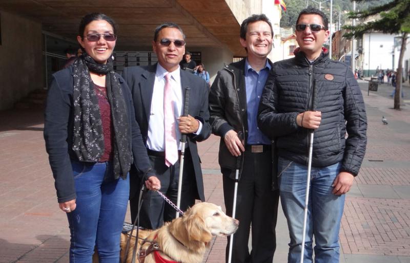 Personas con discapacidad visual reunidas 