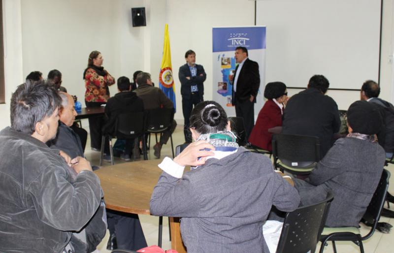 Personas con discapacidad visual compartiendo una actividad del inci