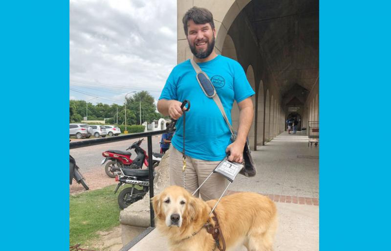 Fotografia Patricio de felipe con su perro guia