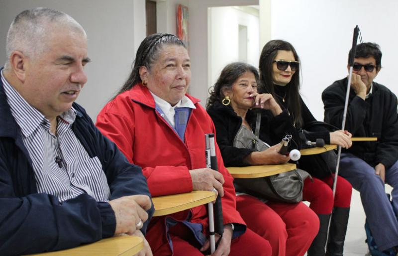 Personas con discapacidad visual reunidas compartiendo historias