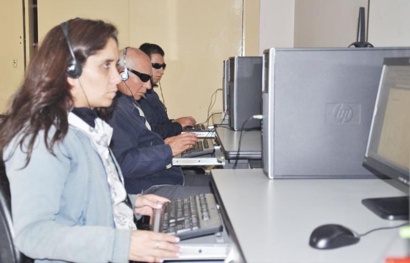 Personas con discapacidad visual frente a equipos de computo