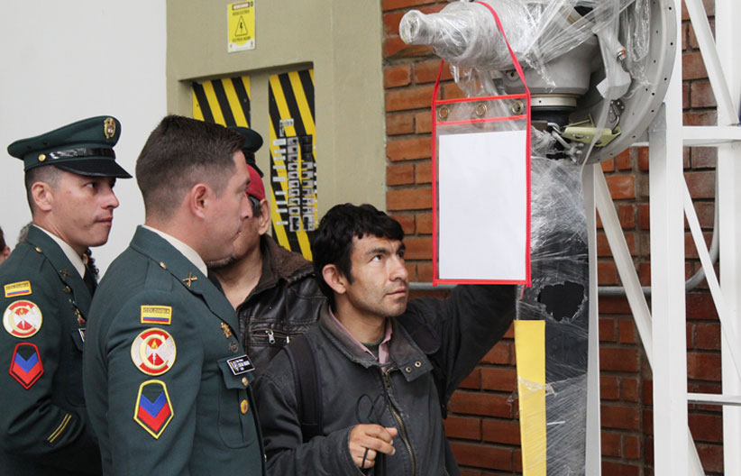 Persona con discapacidad visual tocando la helise de un avión 