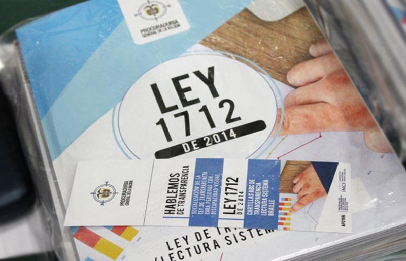 Fotografía, cartilla ley 1712 en braille