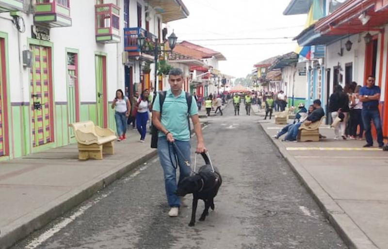 Fotografía, Alexander Ruiz Morales junto a su perro guia