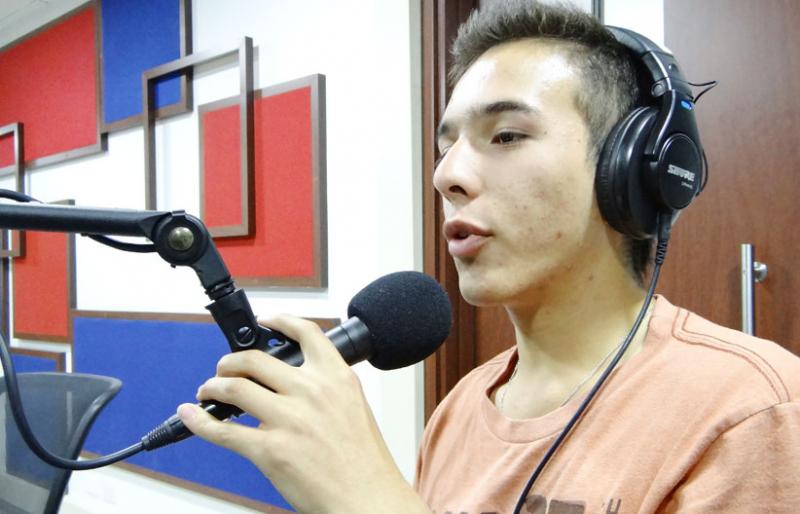 Camilo Garnica Junto al Microfono en la cabina de INCIRadio