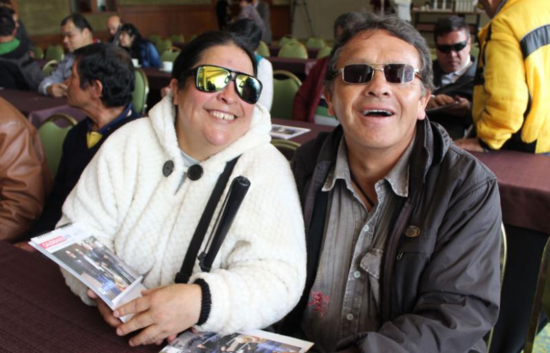 Personas con discapacidad visual con el calendario en Braille INCI