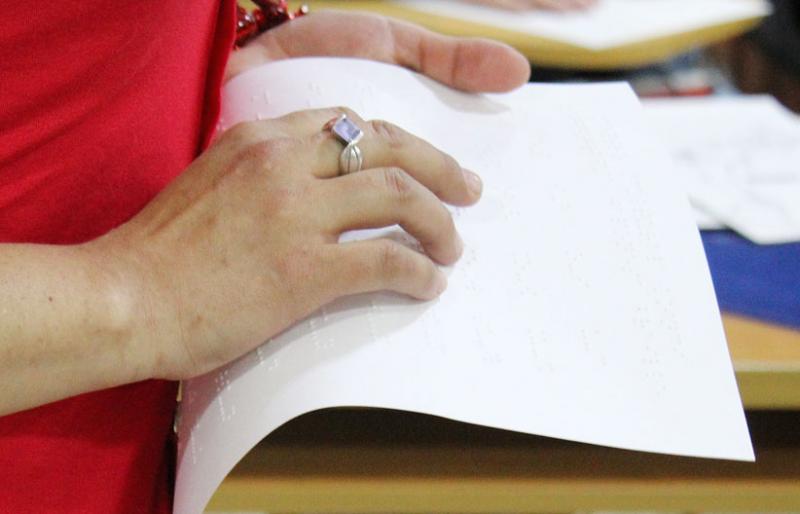 Persona con discapacidad visual leyendo en braille