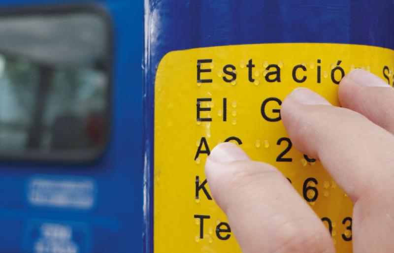 Señalización braille en paraderos del SITP
