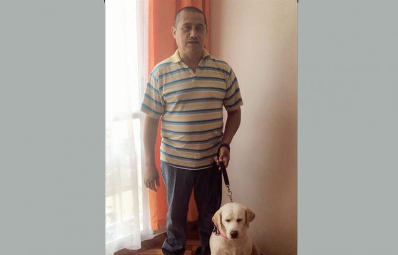 Fotografía, Jose Molina Hoyos junto a su perro guia