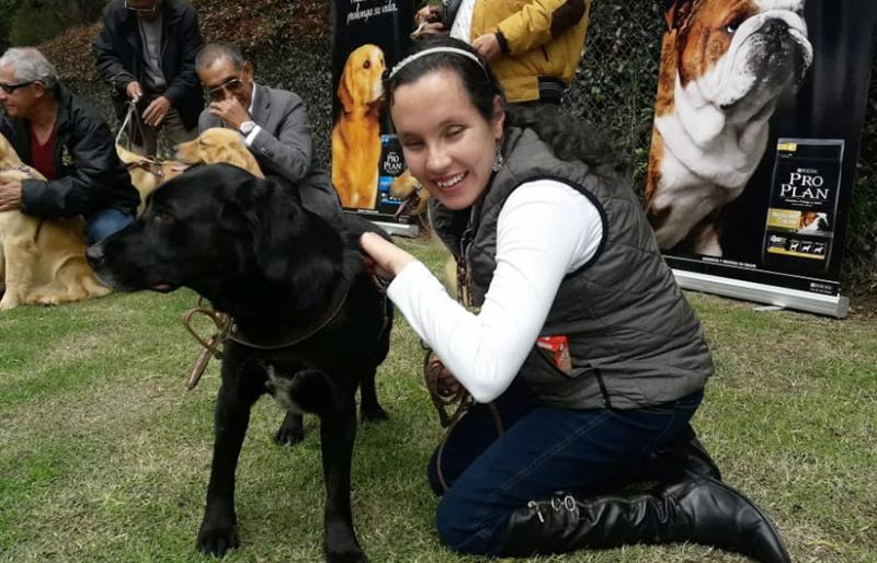 Imagen de la Autora con su perro guia