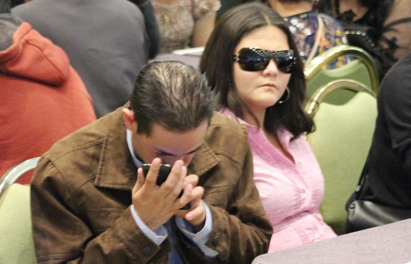 Persona con discapacidad visual interactuando con su celular