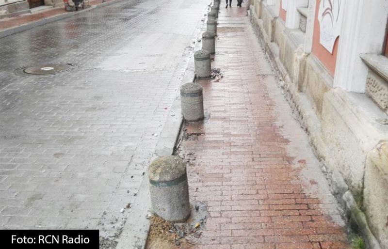 Imagen de bolardos y obstáculos en los andenes