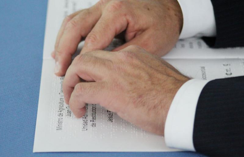 Persona con discapacidad visual leyendo en braille