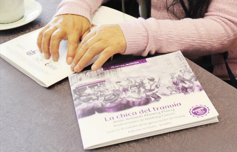 Persona leyendo el calendario en braille