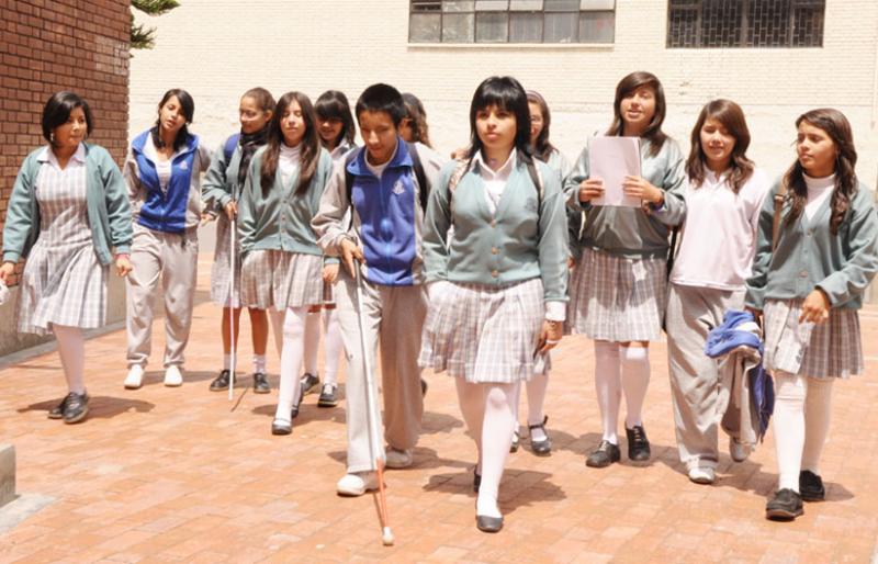 Niños de colegio, junto a Niños ciegos caminando