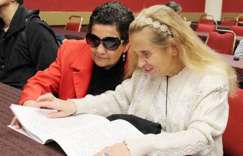 Personas con discapacidad visual, leyendo una ley en braille