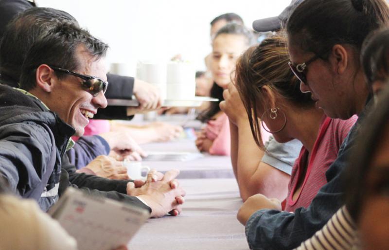 Personas con discapacidad visual compartiendo