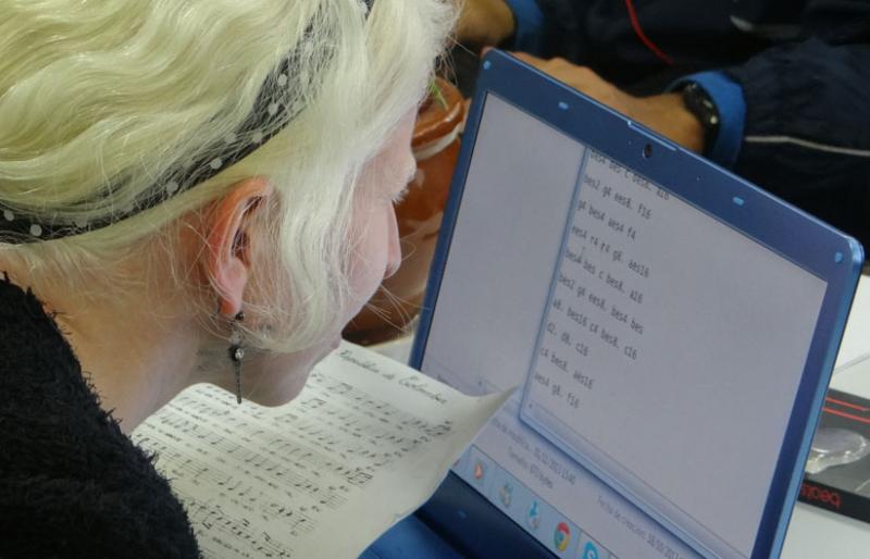 Persona con baja visión leyendo un texto con un magnificador de pantalla 