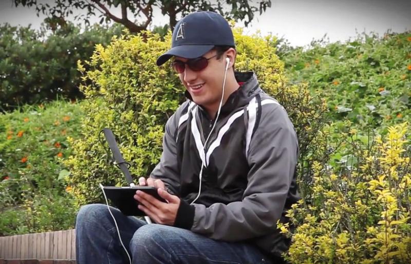 Persona con discapacidad visual manipulando un dispositivo electrónico