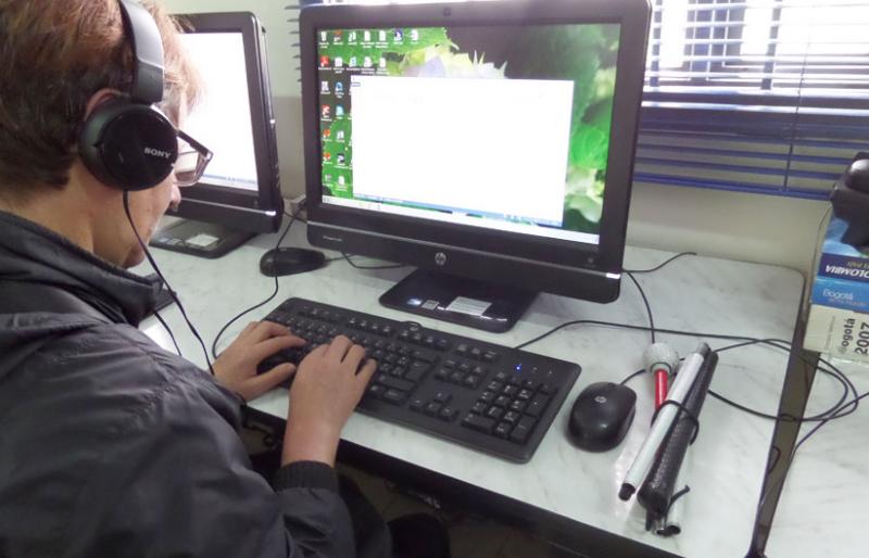 Fotografía, Persona con discapacidad visual usando un computador con Jaws, lector de pantalla