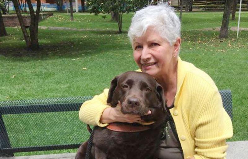 Vicky Pérez Gómez con su perro guia