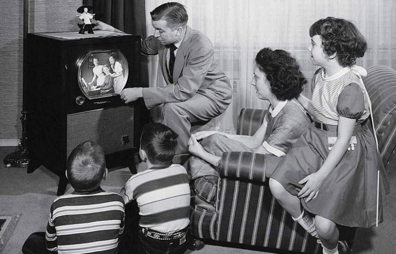 Familia reunida al rededor del televisor 