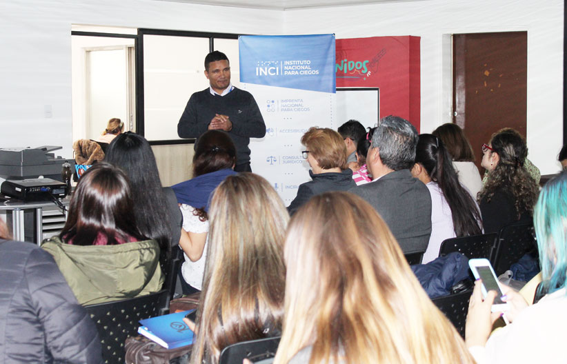 imagen Edwin Beltran dictando taller de accesibilidad