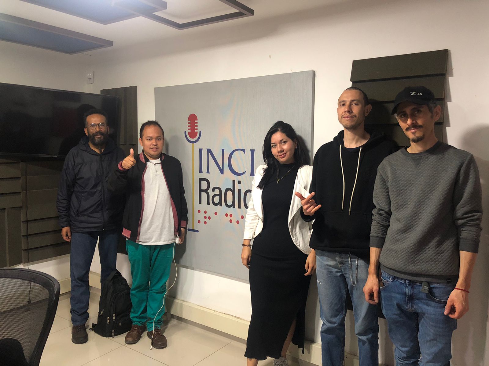 Fabián Tapias, Aduar Salas y Rafael Parga, junto a Ignacio Maya y la psicóloga de la liga Colombiana de Autismo Ángela Daniela Zabaleta.