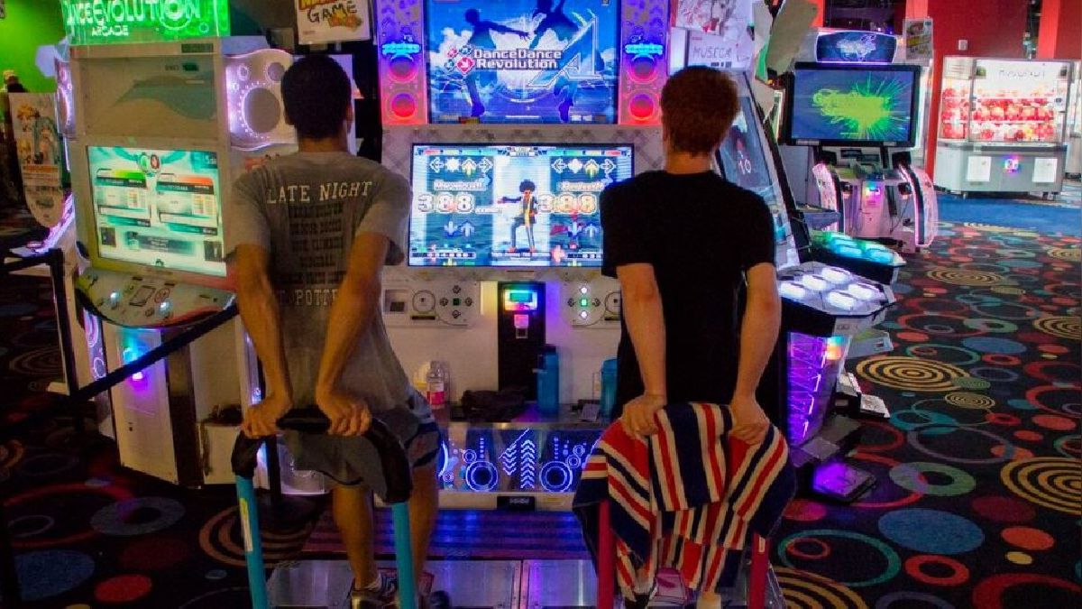 imagen de dos personas disfrutando del  Dance Dance revolution