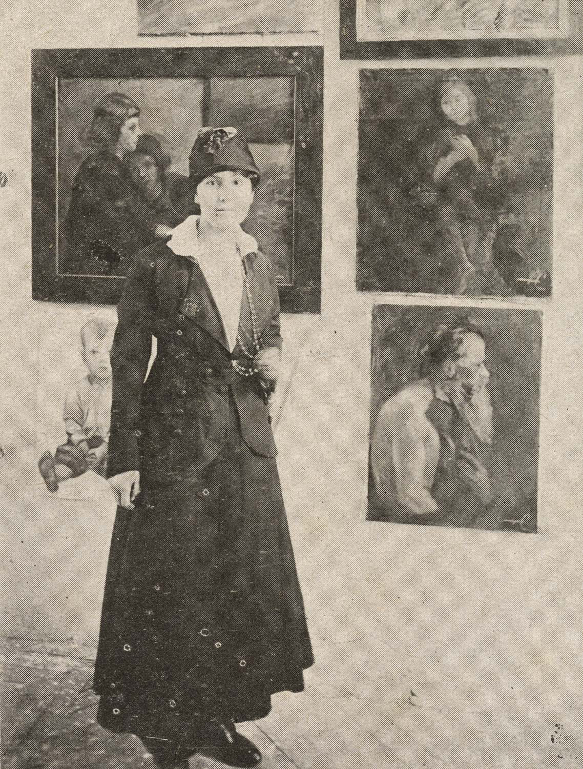 Fotografia antigua de Teresa Cuervo viste un vestido largo, está frente al arte fotográfico 