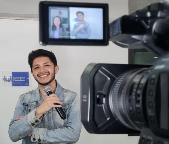 Nicolas sonríe frente a la cámara 