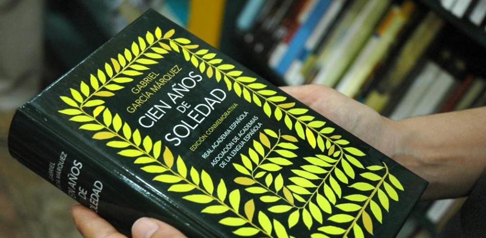 imagen una mano sostiene una edición de 100 años de soledad