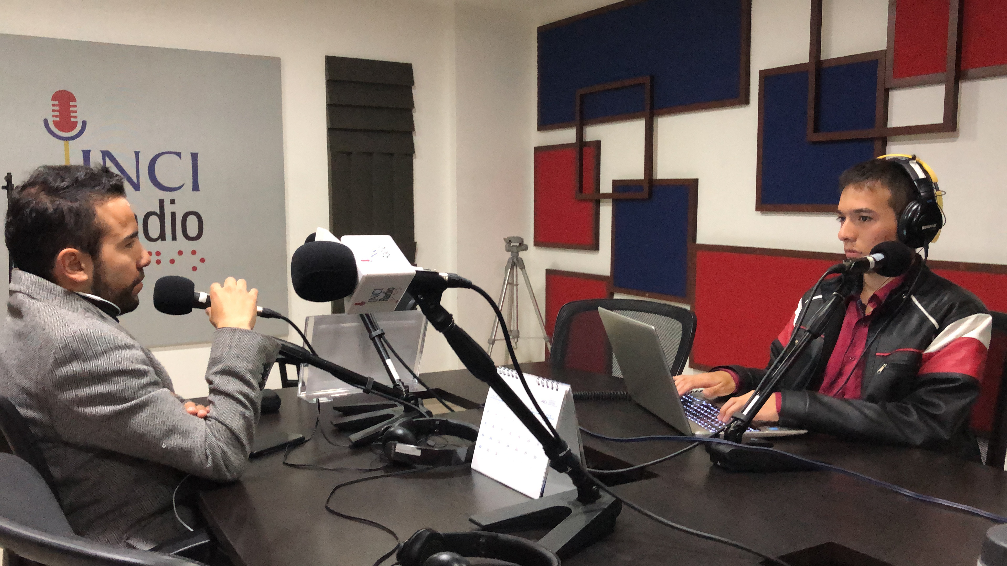 Carlos quintero y camilo garnica estan en cabina realizando el programa de tribuna inci