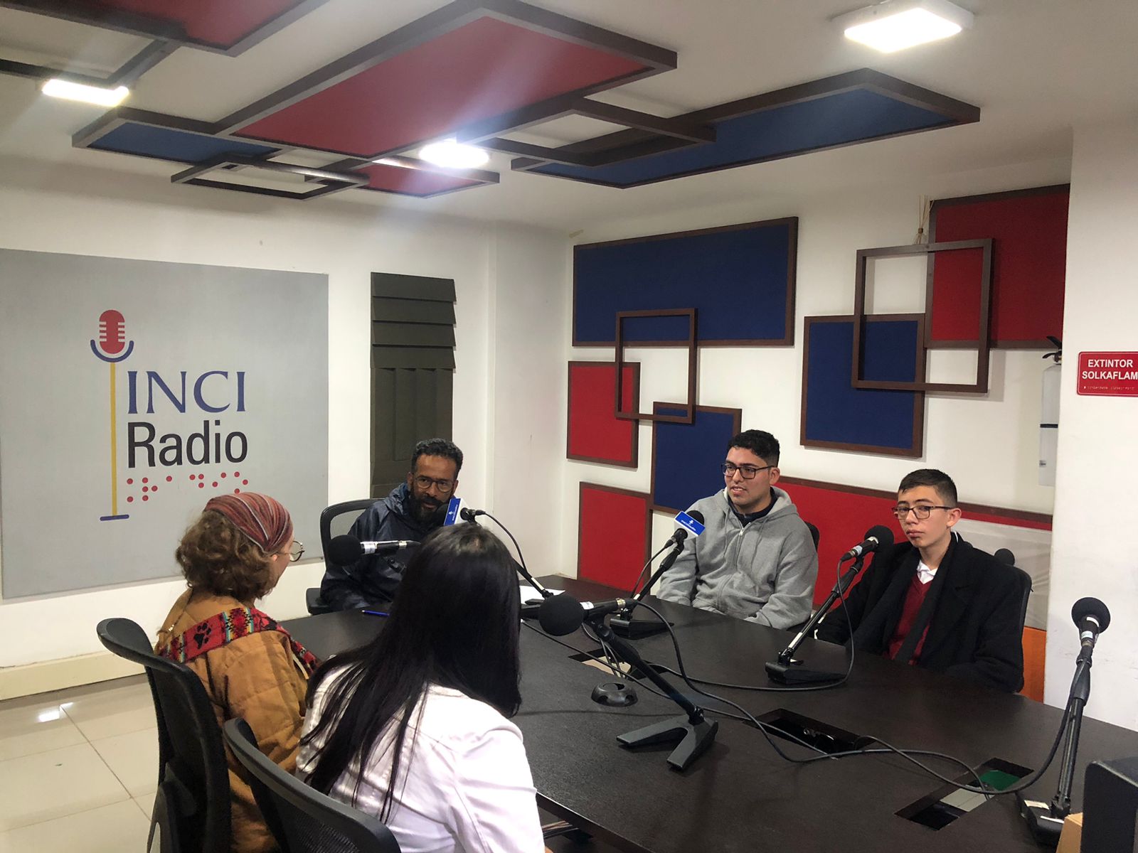 mesa de trabajo inciradio Ignacio está junto a los jovenes Natalia Moncaliano, Johann Sebastian Villarraga, Juan David Cardozo y la psicóloga de la liga Colombiana de Autismo Ángela Daniela Zabaleta.