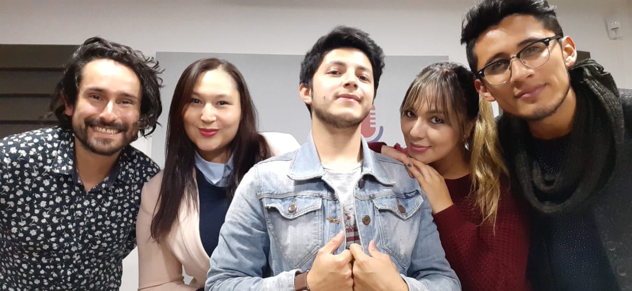 En cabina, Henry Díaz, Nicolas Sanz, Leidy Hoyos, Jefferson Cardenas y Adriana pardo