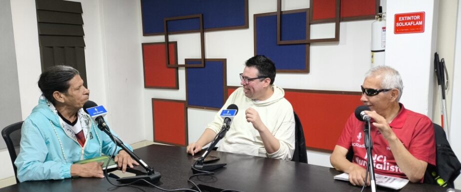 en cabina el equipo de balón sonoro junto al invitado