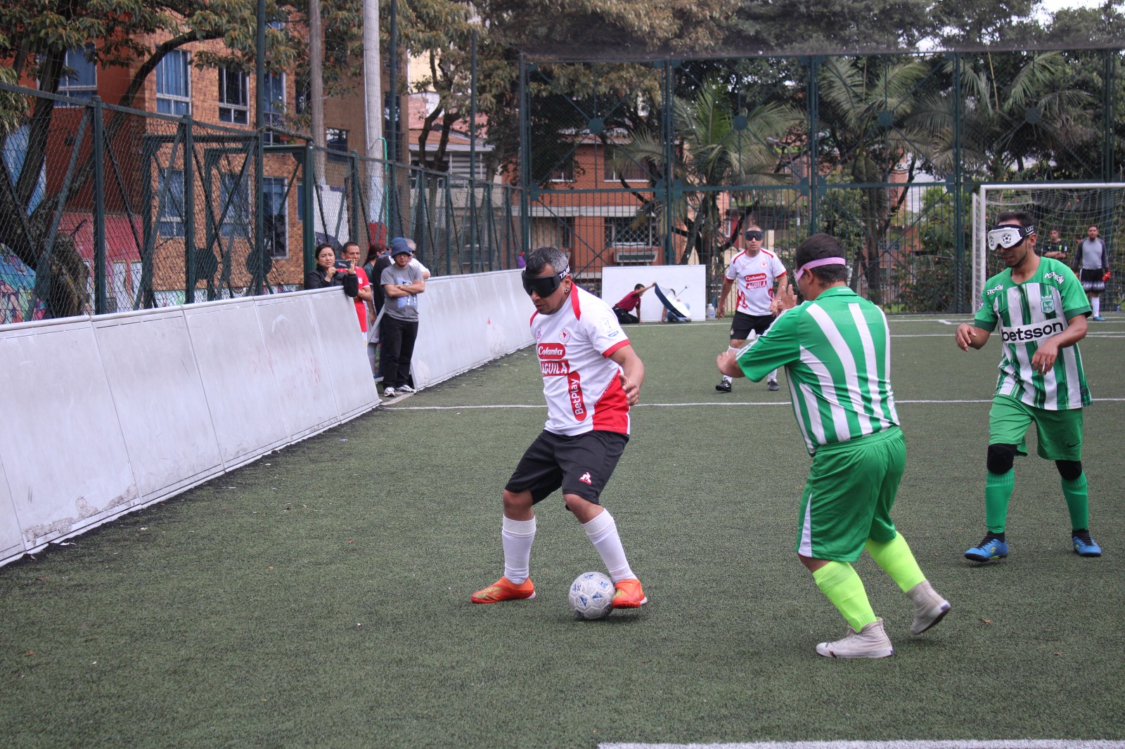 un jugador de america y otro de nacional disputan un balón