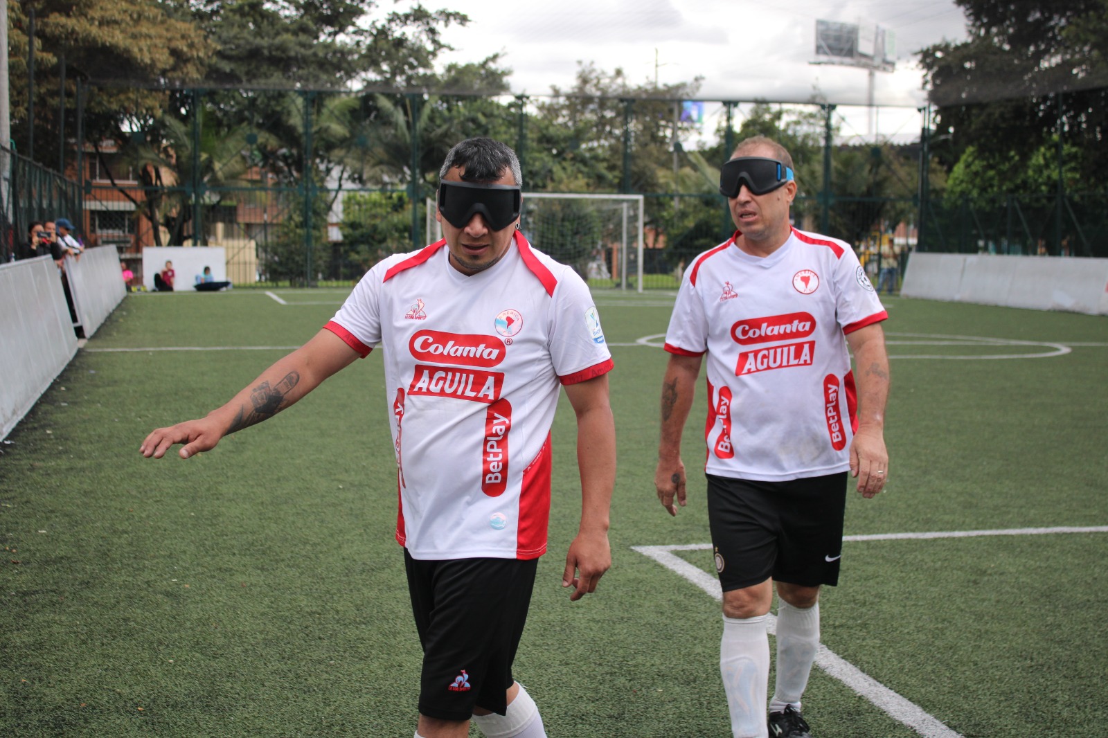 dos jugadores del equipo de america están en priMer plano