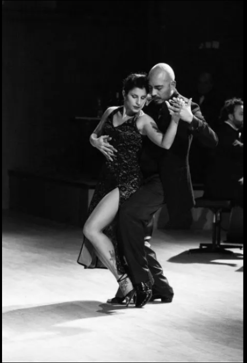 imagen en blanco y negro pareja bailando tango