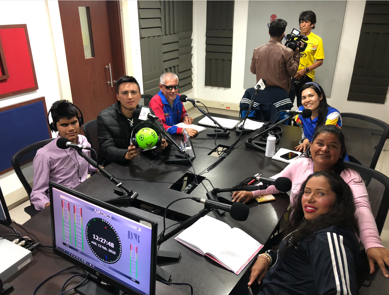 imagen en la cabina de inciradio se ven los participantes de balón sonoro de fondo hay una cámara y un periodista entrevistado a Hector enciso 