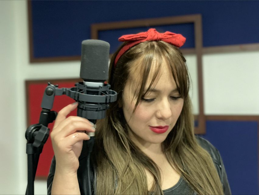 imagen de adriana frente al micrófono 