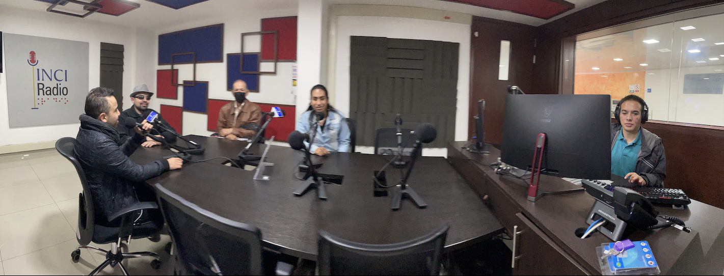 imagen panoramica de la cabina de INCIRadio, en la imagen están Lorena Pechené, Camilo Garnica, Carlos Quintero y Néstor Iván